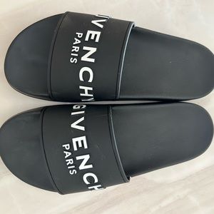Givenchy logo pool slides. Barley worn . Size 41 (11)